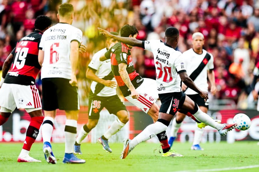 Pedro, do Flamengo, finaliza pressionado pelos defensores do Vasco