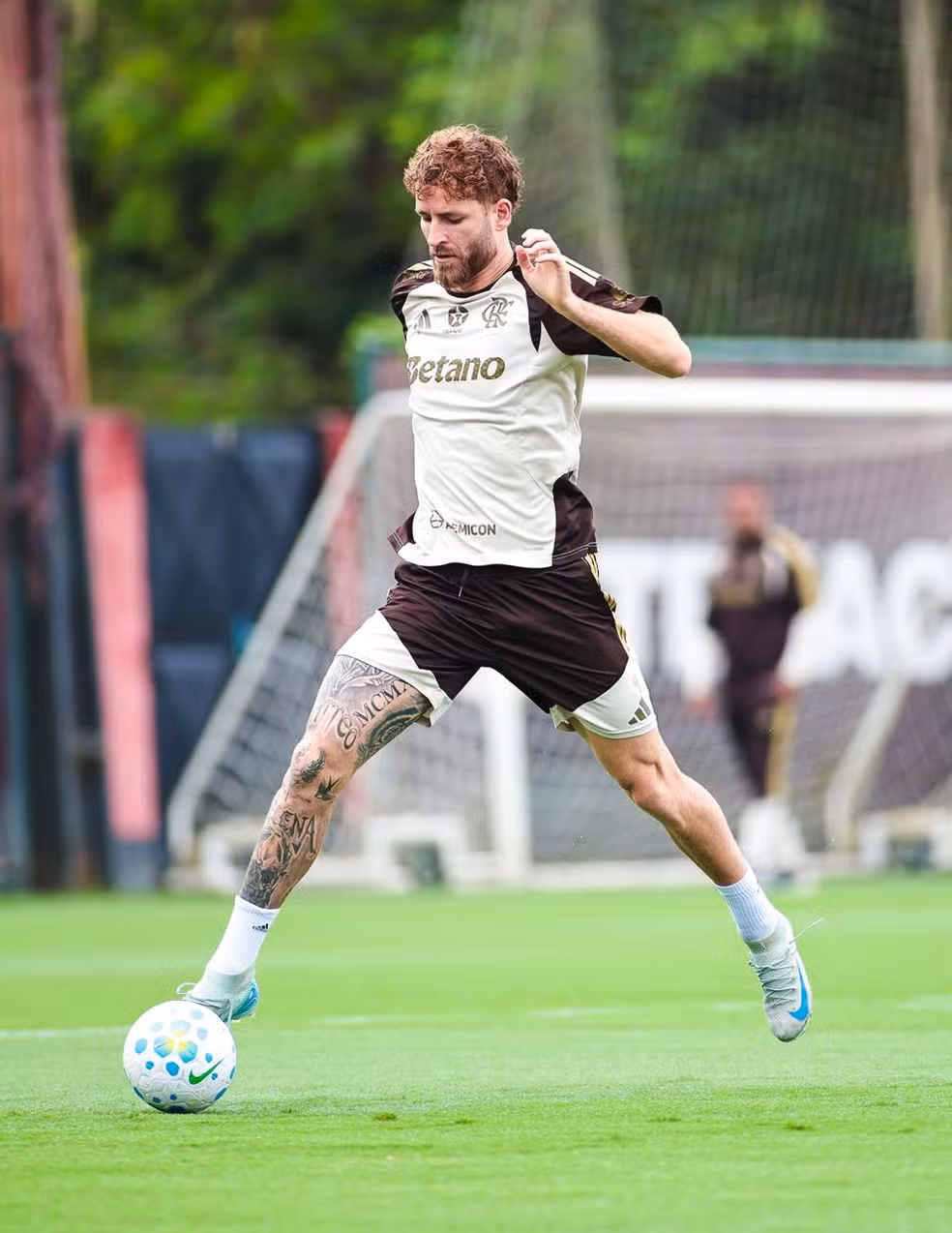 1 de 2 Léo Pereira em ação no treino do Flamengo