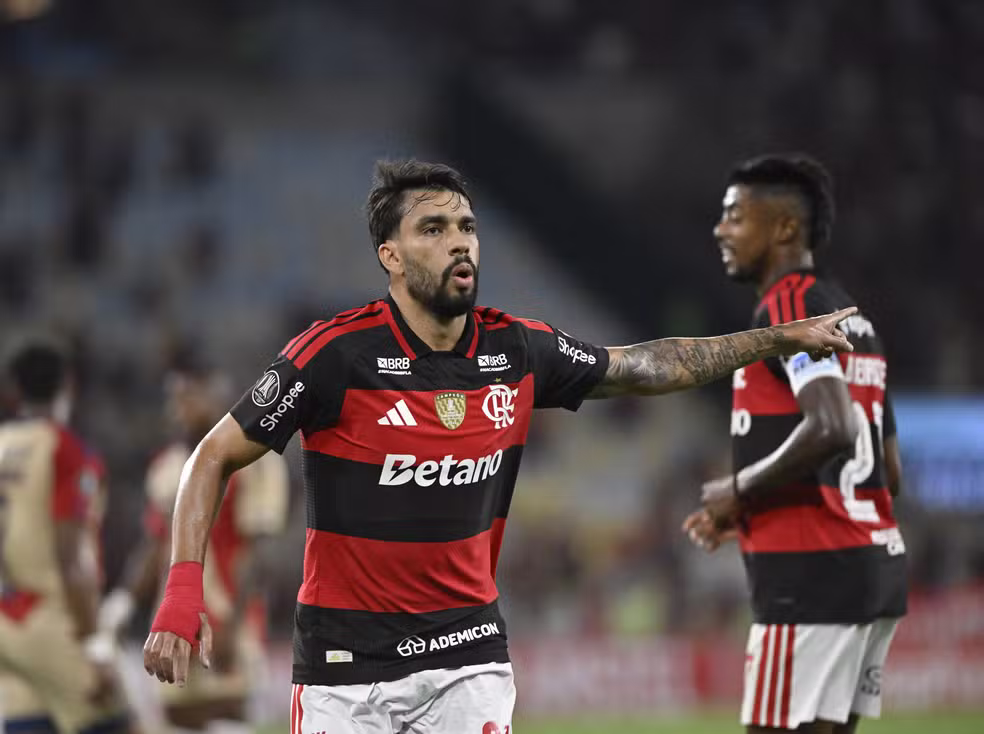 1 de 2 Paquetá comemora o gol do Flamengo contra o Independiente Medellín