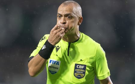 Wilton Pereira Sampaio apita Flamengo x Vasco (Foto: Hedeson Alves/AGIF/Folhapress)