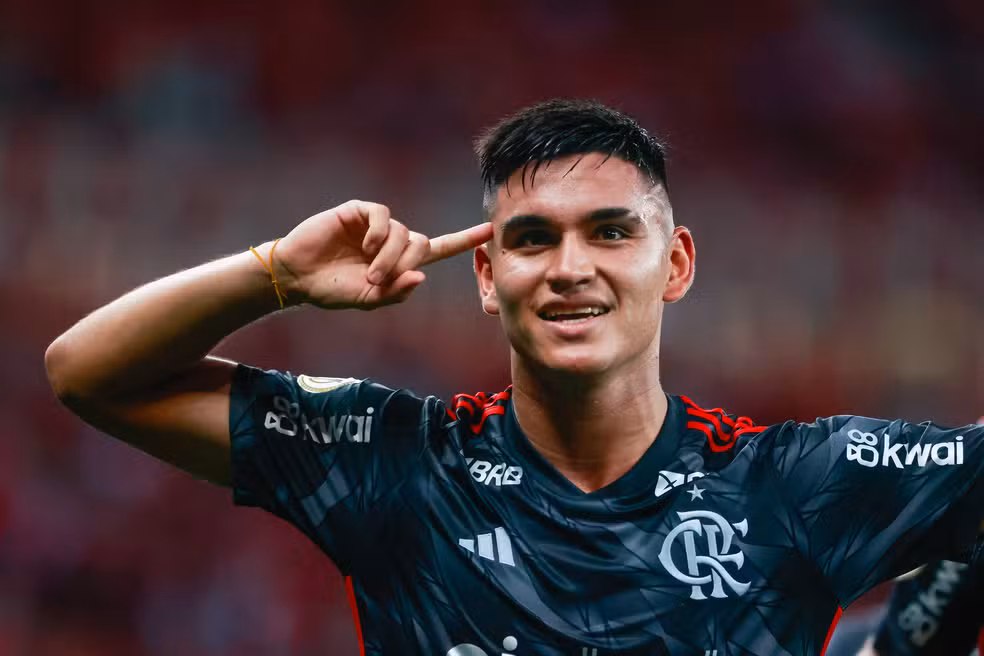 1 de 3 Alcaraz comemora gol em Internacional x Flamengo